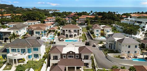 royal club 13|Holiday House .